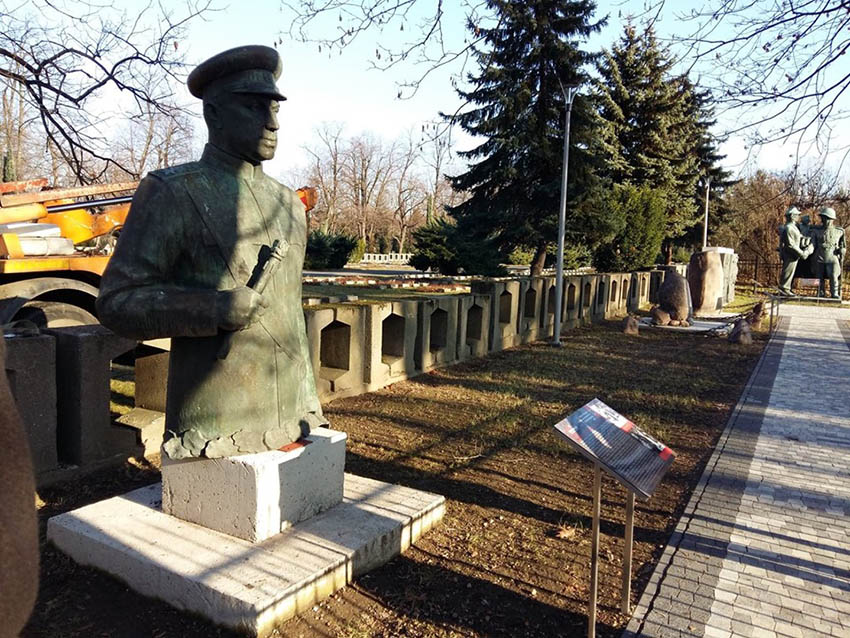 Rzeźba z legnickiego pomnika Konstantego Rokossowskiego