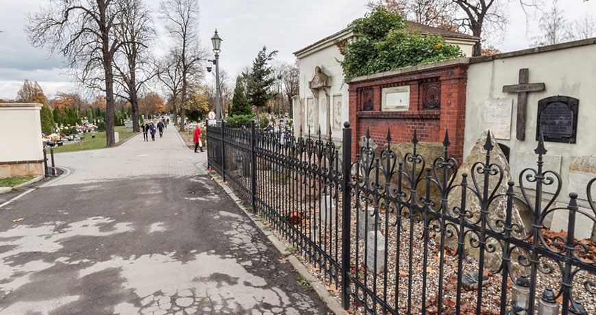 Za bramą wielkiej ciszy. Zapraszamy na spacer po legnickim cmentarzu