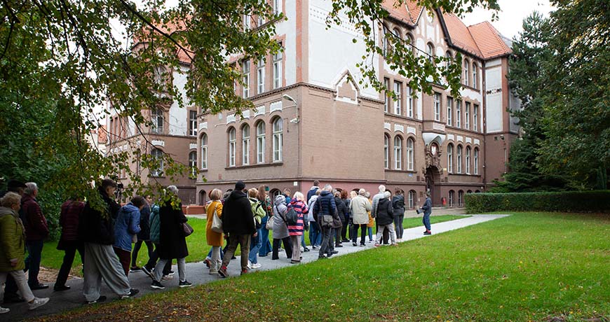 Legnicki Spacer Historyczny „W zielonym trójkącie. Historia II Liceum Ogólnokształcącego” - fotorelacja