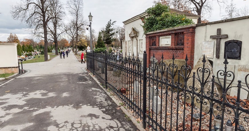 Za bramą wielkiej ciszy. Zapraszamy na spacer po legnickim cmentarzu